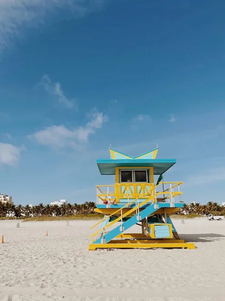 Hermosa Torre Salvavidas Amarilla Azul Claro Bajo Cielo Soleado Nublado — Foto de Stock