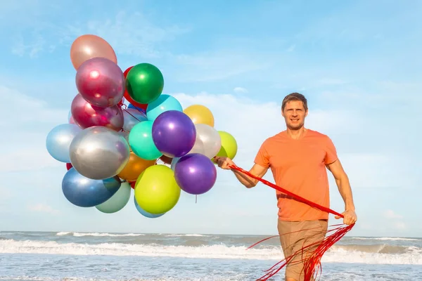 Kumsalda Renkli Balonlarla Koşan Mutlu Adam Bir Sürü Renkli Balon — Stok fotoğraf