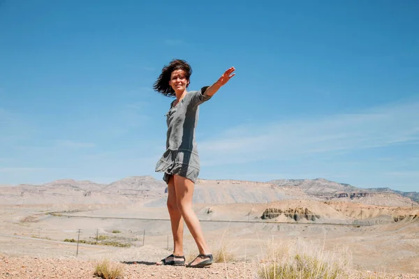 Uma Mulher Deserto Viagens Aventura — Fotografia de Stock