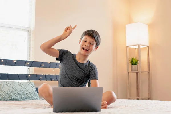 远程在线教育 男孩子在家里学习 做作业 家庭教育和远距离学习的概念 男孩在业余时间休息和看电影 — 图库照片