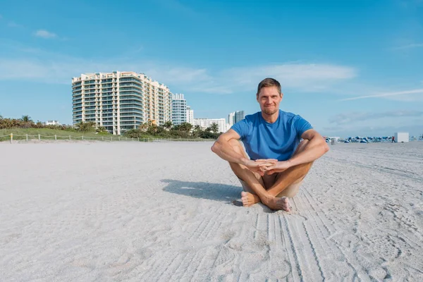 Boş Kumlu Miami Plajında Yürüyen Adam Kumsalda Günlük Kıyafetlerle Oturan — Stok fotoğraf