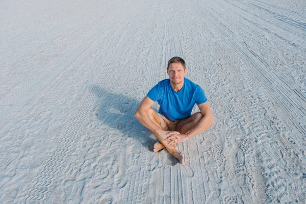 Boş Kumlu Miami Plajında Yürüyen Adam Kumsalda Günlük Kıyafetlerle Oturan — Stok fotoğraf