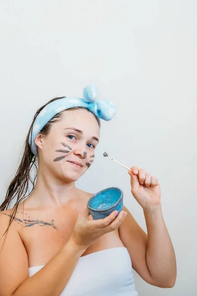 Retrato Close Mulher Jovem Aplicando Máscara Café Para Limpeza Facial — Fotografia de Stock