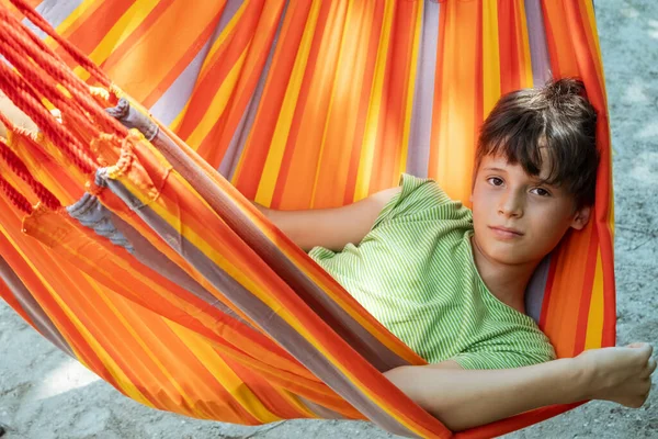 Blanke Tiener Jongen Ontspannen Fel Gestreepte Oranje Hangmat Zomer Actieve — Stockfoto