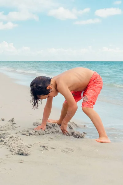 Kind Spelen Een Tropisch Strand Een Kind Dat Zomervakantie Zee — Stockfoto