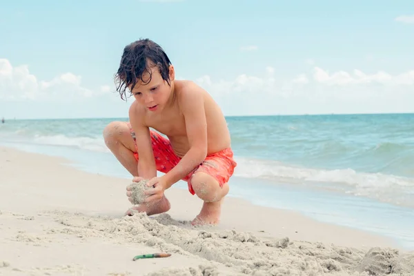 Bambino Giocare Una Spiaggia Tropicale Bambino Che Gioca Mare Durante — Foto Stock