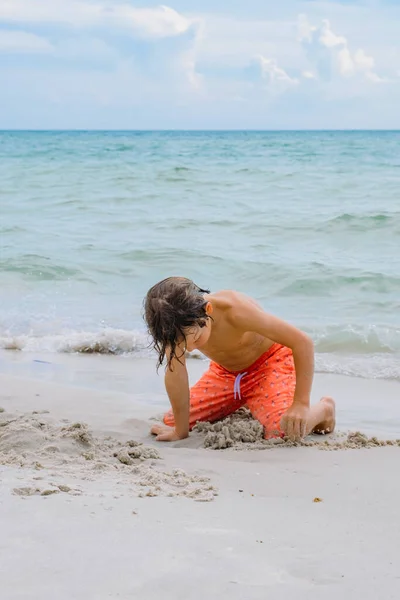 Bambino Giocare Una Spiaggia Tropicale Bambino Che Gioca Mare Durante — Foto Stock