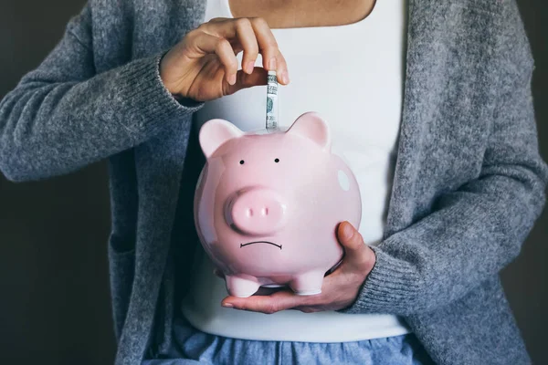 Una Mujer Poniendo Cuenta Triste Alcancía Mujer Ahorrando Dinero Para —  Fotos de Stock