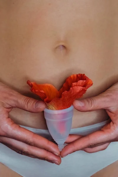 Frau Mit Menstruationstasse Gynäkologie Und Intimhygienekonzept — Stockfoto
