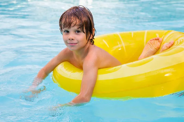 幸せな休日の時間 フロート付きのプールで楽しみを持っている男の子 顔の感情 夏の波 — ストック写真