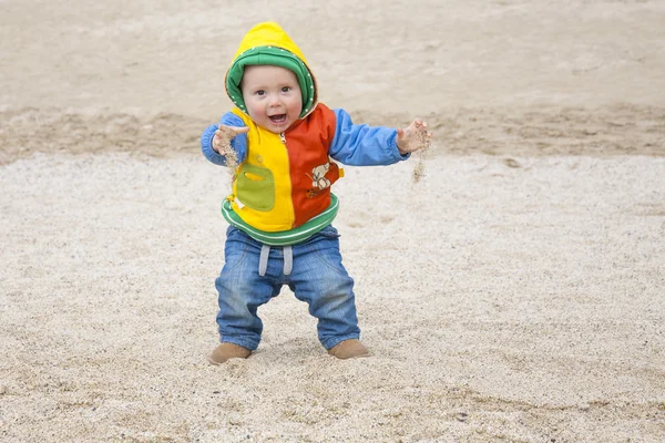 Criança andando na praia — Fotografia de Stock