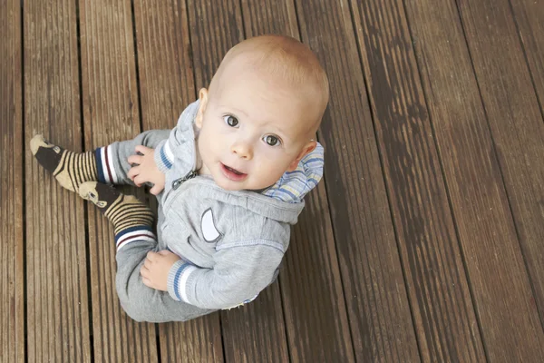 床に座って、カメラを見て赤ちゃん — ストック写真