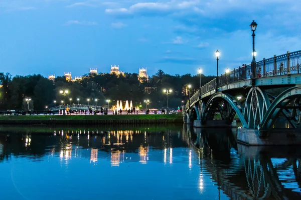 Tsaritsyno parkının akşam manzarası