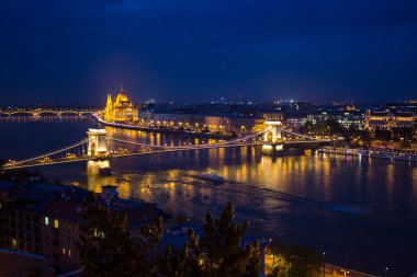 Kırmızı Tekstil zemin üzerine Çin yelpaze