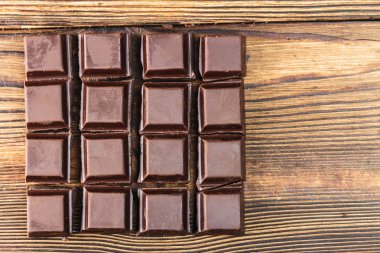 Koyu çikolata küpleri ahşap masa, üstten görünüm, yakın çekim
