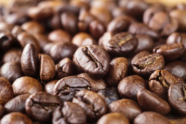 Grano de café tostado arabica, primer plano, enfoque selectivo, imagen macro — Foto de Stock