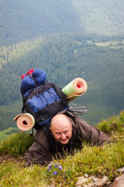 Uzun yürüyüşe çıkan kimse, en iyi dağ, duygu onun yüzünde sevinç tırmanma erkekler