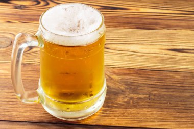 Ahşap masa üzerinde soğuk bira kupa