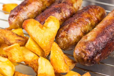 Izgara et sosis kızarmış patates ile
