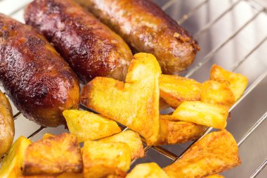 Izgara et sosis kızarmış patates ile