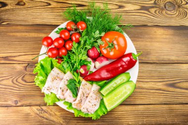 Dilimlenmiş taze domuz domuz yağı, taze ürün, ahşap masa, üstten görünüm sebze ile plaka.