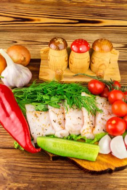 Taze domuz domuz yağı dilimlenmiş, taze üretmek, sebze ahşap tahta üzerinde.