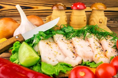 Taze domuz domuz yağı, taze ürün, Yeşiller, sebze ahşap tahta ve bıçak masada, seçici odak dilimlenmiş.