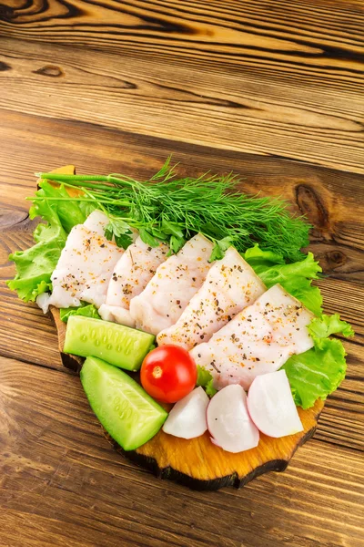 Нарізаний свіжий свинячий салат, свіжі продукти, овочі на дерев'яній дошці — стокове фото