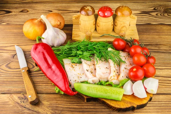Manteca de cerdo fresca en rodajas, productos frescos, verduras en la tabla de madera y cuchillo en la mesa . — Foto de Stock
