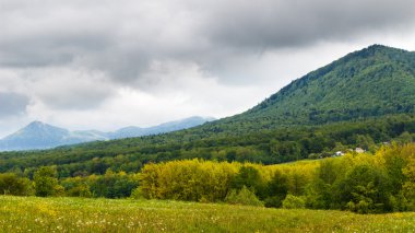 Karpat dağları, yağmurdan önceki vadi. Ukrayna.