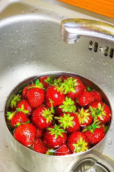 碗的成熟有机草莓在水槽里. — 图库照片
