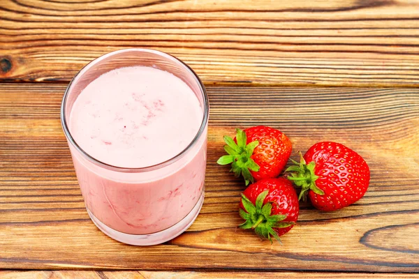 Copa de yogur de fresa y fresas maduras en mesa de madera —  Fotos de Stock