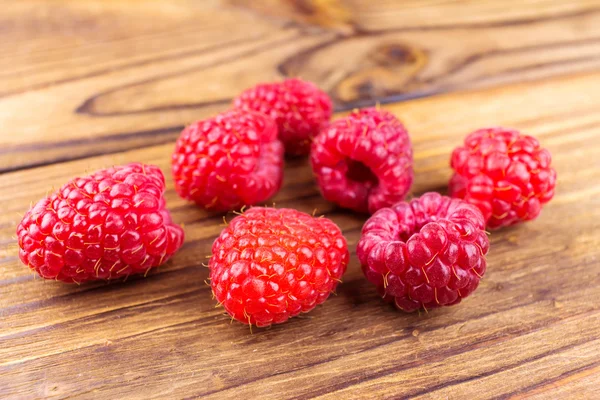 Ripe raspberries on rustic wooden background — Stock Photo, Image