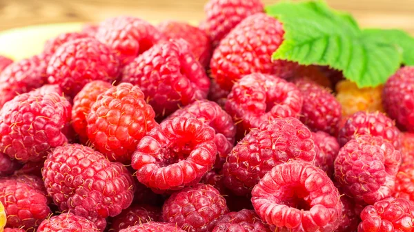 Pile of fresh, ripe raspberries, fruit background. — Stock Photo, Image