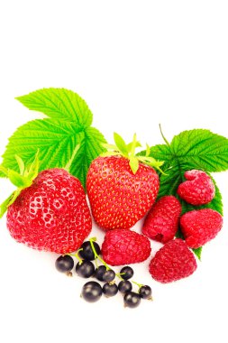 Beyaz arka plan üzerinde izole taze ve olgun çilek karışımı.