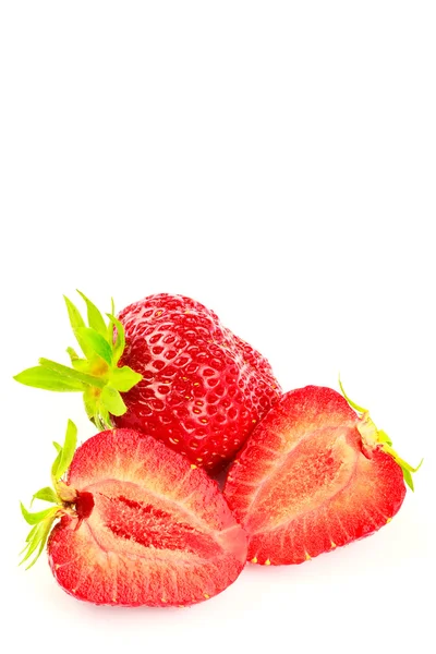 Una entera y dos mitades de fresas aisladas sobre fondo blanco . — Foto de Stock