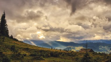 Güzel Karpat Dağları yatay, günbatımı dramatik sahne. Ukrayna, Europe.