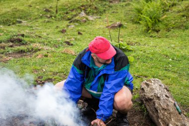 Kamp ateşi Karpat Dağları, yaz yolculuk yapma adam.