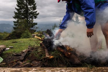 Kamp ateşi Karpat Dağları, yaz yolculuk yapma adam.