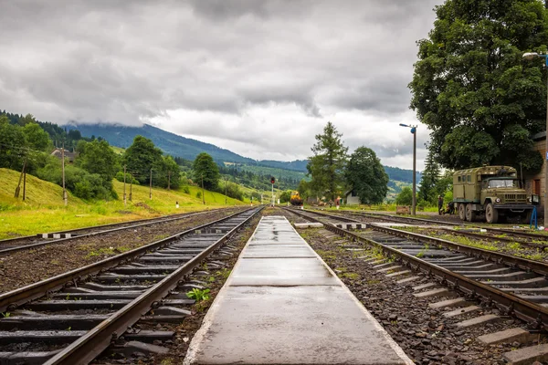 Ferrovia perto das montanhas no dia nublado — Fotografia de Stock