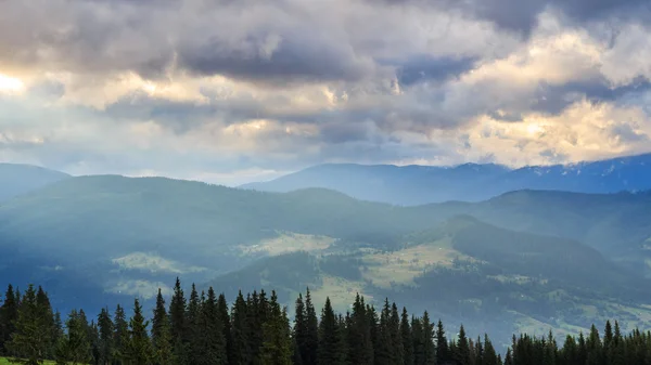 Pintoresco paisaje de montañas de los Cárpatos. Cordillera Chornogora, Ucrania, Europa . —  Fotos de Stock
