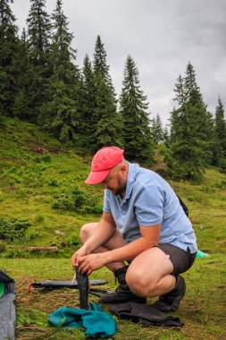Dostum kamp gezisi, dağlar, çadır kurma seyahat kavramı