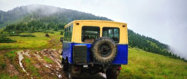 Yağmur havalarda dağlarda bataklık yolda Off-road araba sürmek, Karpatlar, Ukrayna.