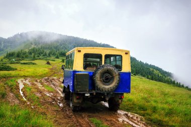 Yağmur havalarda dağlarda bataklık yolda Off-road araba sürmek, Karpatlar, Ukrayna.