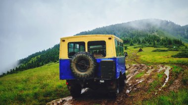 Yağmur havalarda dağlarda bataklık yolda Off-road araba sürmek, Karpatlar, Ukrayna.