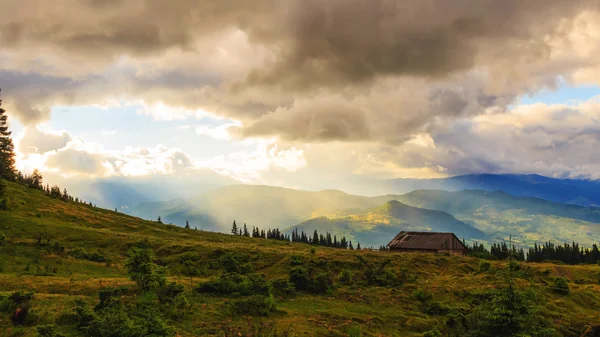 Γραφικό Καρπάθια Όρη τοπίο, τοπίο της ηλιοβασίλεμα. Ουκρανία, Ευρώπη. — Φωτογραφία Αρχείου