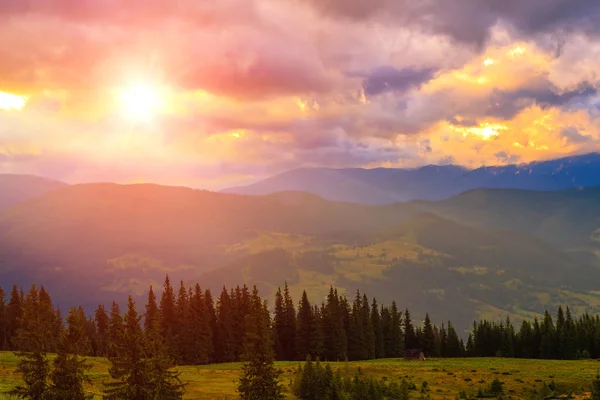 Pintoresco paisaje montañoso de los Cárpatos, paisaje de puesta de sol. Ucrania, Europa . — Foto de Stock