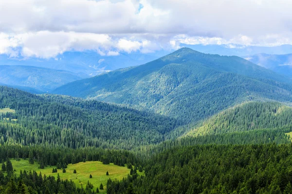 Brillante, pintoresco paisaje de montañas de los Cárpatos. Cordillera Chornogora, Ucrania, Europa . — Foto de Stock
