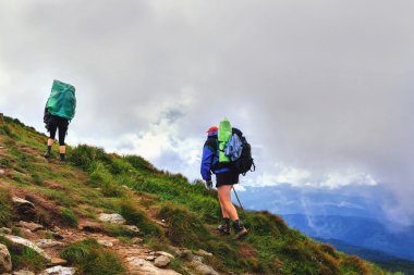 Turistler dağın tepesine taş izi tırmanmaya, Karpatlar, Ukrayna.