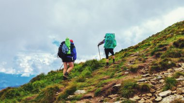 Turistler dağın tepesine taş izi tırmanmaya, Karpatlar, Ukrayna.
